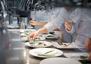 Πάσχα: Πώς αμείβονται όσοι εργαστούν κατά τις ημέρες των αργιών