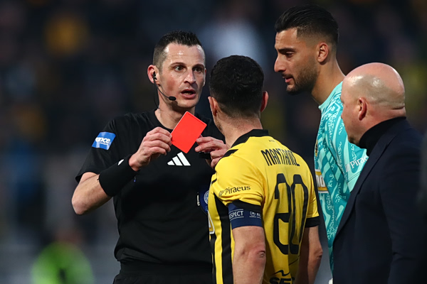 Σε ποιους διαιτητές ο Λανουά μοίρασε μπράβο (και για την αποβολή του Νίκολιτς) και ποιους έβγαλε στη σέντρα