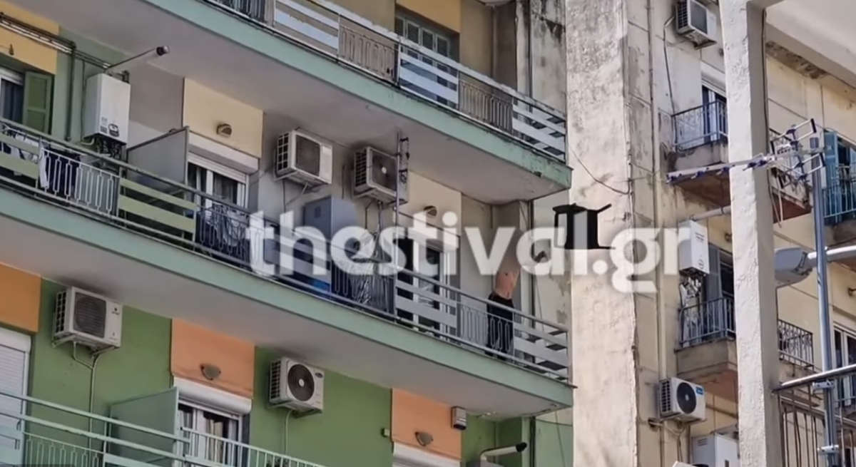 Θεσσαλονίκη: Νεαρός σε κατάσταση αμόκ πετάει αντικείμενα από το μπαλκόνι
