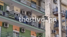 Θεσσαλονίκη: Νεαρός σε κατάσταση αμόκ πετάει αντικείμενα από το μπαλκόνι
