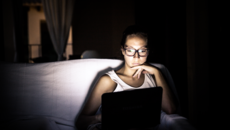 Της πούλησε έρωτα, της έκλεψε μια περιουσία – Τα ύπουλα κόλπα της διαδικτυακής απάτης