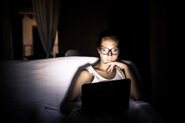 Της πούλησε έρωτα, της έκλεψε μια περιουσία – Τα ύπουλα κόλπα της διαδικτυακής απάτης