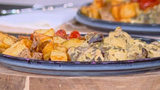 Συνταγή: Τηγανιά κοτόπουλο με μανιτάρια, μουστάρδα και γιαούρτι