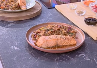 Συνταγή: Σολομός με noodles και λαχανικά