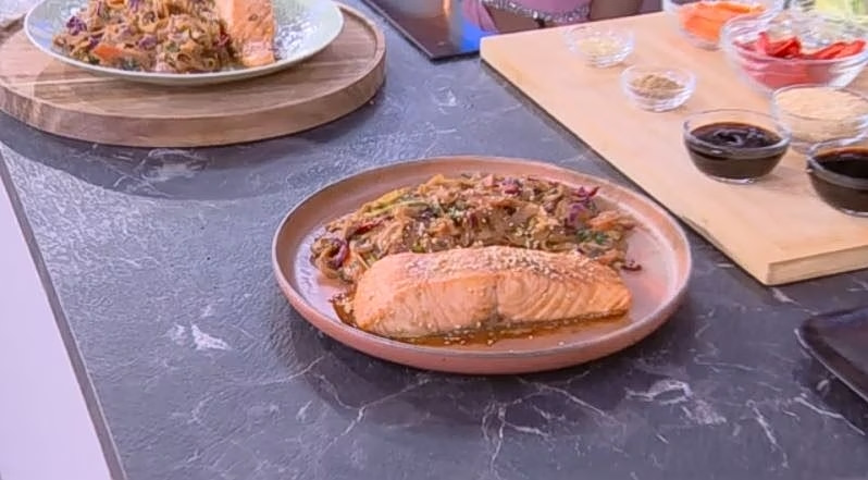 Συνταγή: Σολομός με noodles και λαχανικά
