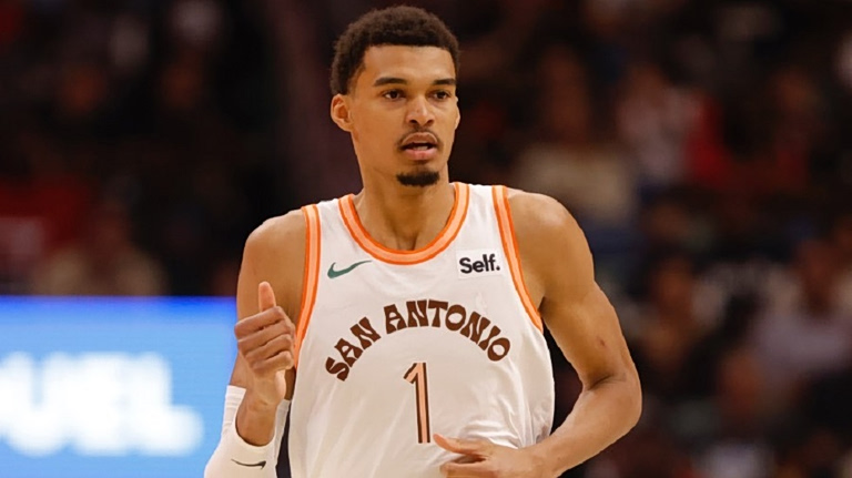 Νέο διπλό για τους Σπερς με τρομερό Γουεμπανιάμα (114-93) – Γλίτωσαν την «σκούπα» οι Ρόκετς (115-96)