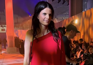 Αθηνά Ωνάση: Η «φλογερή» εμφάνιση σε επίδειξη μόδας στη Βαρκελώνη