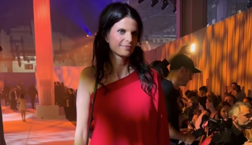 Αθηνά Ωνάση: Η «φλογερή» εμφάνιση σε επίδειξη μόδας στη Βαρκελώνη