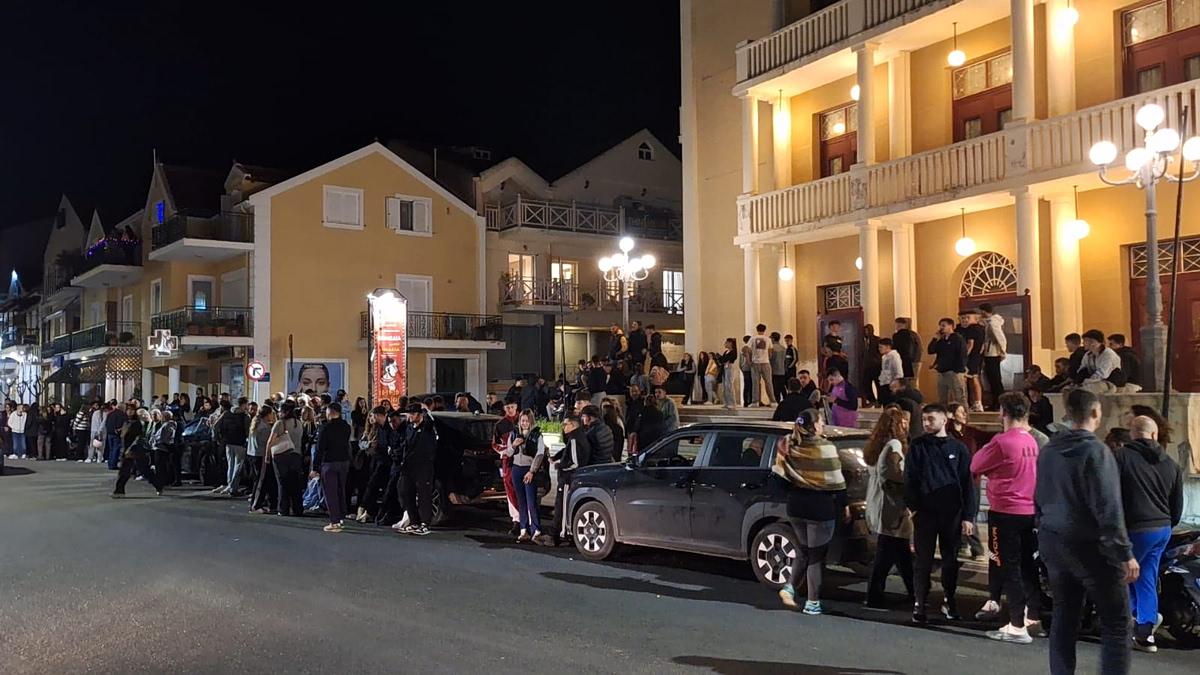 Κεφαλονιά: Πλήθος κόσμου έξω από τα δικαστήρια – Αναμένεται η απόφαση για τους τρεις κατηγορούμενους μετά τις απολογίες τους