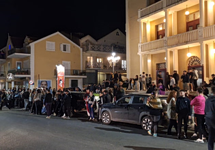 Κεφαλονιά: Πλήθος κόσμου έξω από τα δικαστήρια – Αναμένεται η απόφαση για τους τρεις συλληφθέντες μετά τις απολογίες τους