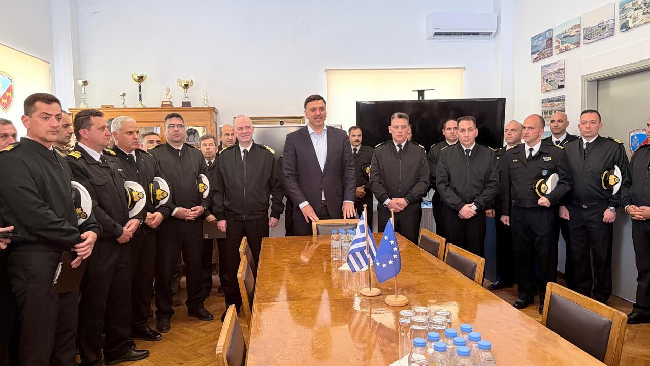 Ο Βασίλης Κικίλιας με αξιωματικούς του Λιμενικού Σώματος στο Ηράκλειο Κρήτης