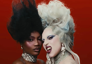 Η Lady Gaga και η Doechii φέρνουν νότες και στυλ «στην πασαρέλα»