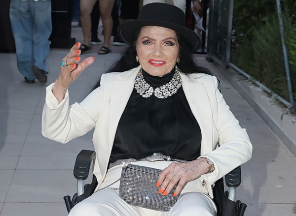 Ζωζώ Σαπουντζάκη: Είναι κατάκοιτη και δεν γνωρίζει για τον θάνατο του συντρόφου της