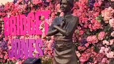 Το άγαλμα της Μπρίτζετ Τζόουνς θα μείνει για πάντα στην πλατεία Λέστερ του Λονδίνου