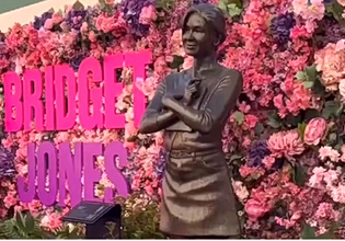 Το άγαλμα της Μπρίτζετ Τζόουνς θα μείνει για πάντα στην πλατεία Λέστερ του Λονδίνου