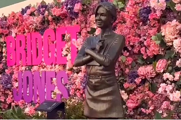 Το άγαλμα της Μπρίτζετ Τζόουνς θα μείνει για πάντα στην πλατεία Λέστερ του Λονδίνου