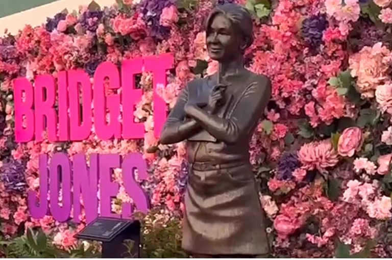 Το άγαλμα της Μπρίτζετ Τζόουνς θα μείνει για πάντα στην πλατεία Λέστερ του Λονδίνου