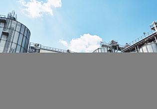 Πόλεμος στο Ιράν: Πώς «τρώει» τα θεμέλια της ευρωπαϊκής παραγωγής τροφίμων και οχημάτων