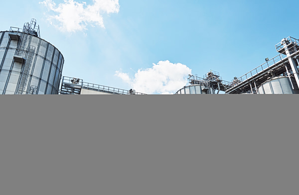 Πόλεμος στο Ιράν: Πώς «τρώει» τα θεμέλια της ευρωπαϊκής παραγωγής τροφίμων και οχημάτων