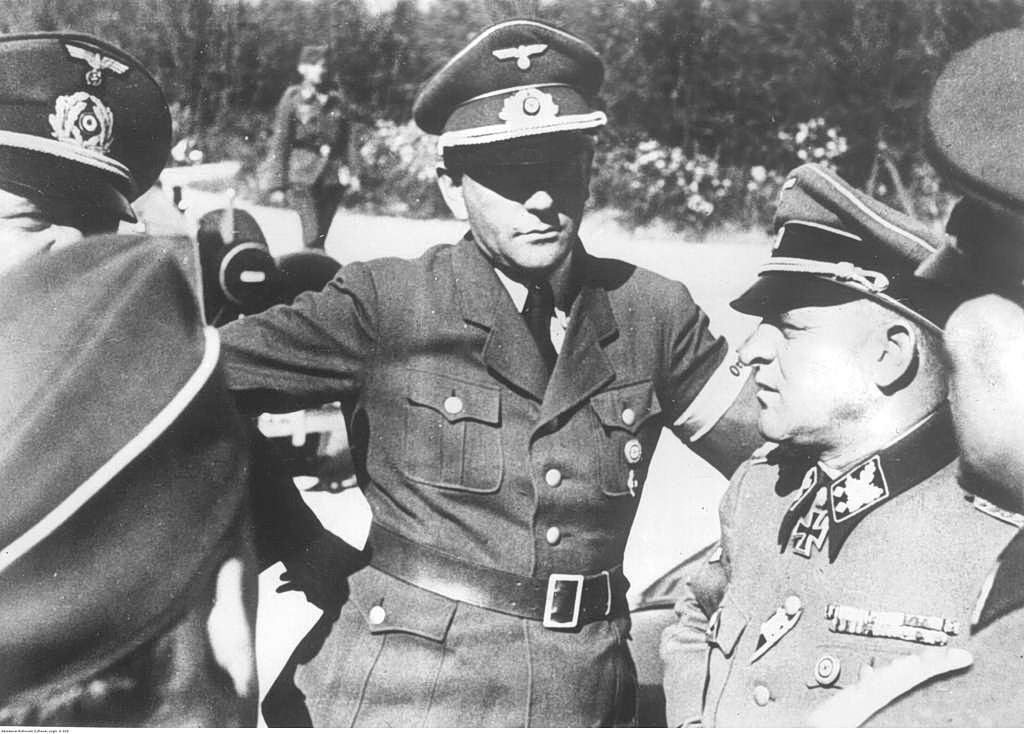 Ο Άλμπερτ Σπέερ (στο κέντρο) και ο Σεπ Ντίτριχ (1ος από δεξιά) περιτριγυρισμένοι από άλλους αξιωματικούς κατά τη διάρκεια επιθεώρησης στην ακτή του Ατλαντικού.