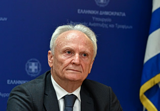 Ανιστόρητος υφυπουργός: Ο Γιάννης Ανδριανός είπε ότι η «τοξικότητα» οδήγησε στη Χούντα