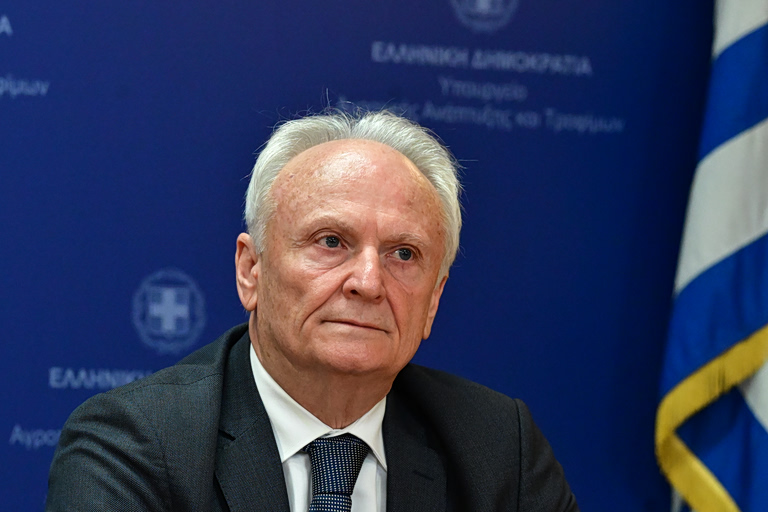 Ανιστόρητος υφυπουργός: Ο Γιάννης Ανδριανός είπε ότι η «τοξικότητα» οδήγησε στη Χούντα