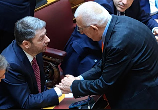 ΠΑΣΟΚ: Δεν ζητήθηκε αναβολή της συζήτησης για το Κράτος Δικαίου – Η επικοινωνία Ανδρουλάκη με τον Κακλαμάνη