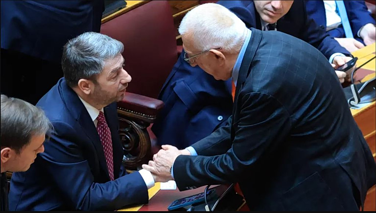 ΠΑΣΟΚ: Δεν ζητήθηκε αναβολή της συζήτησης για το Κράτος Δικαίου – Η επικοινωνία Ανδρουλάκη με τον Κακλαμάνη