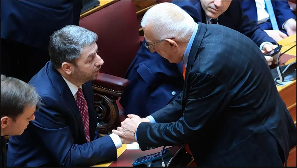 ΠΑΣΟΚ: Δεν ζητήθηκε αναβολή της συζήτησης για το Κράτος Δικαίου – Η επικοινωνία Ανδρουλάκη με τον Κακλαμάνη