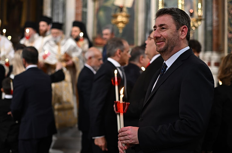 Στη Μητρόπολη Αθηνών έκανε Ανάσταση ο Νίκος Ανδρουλάκης