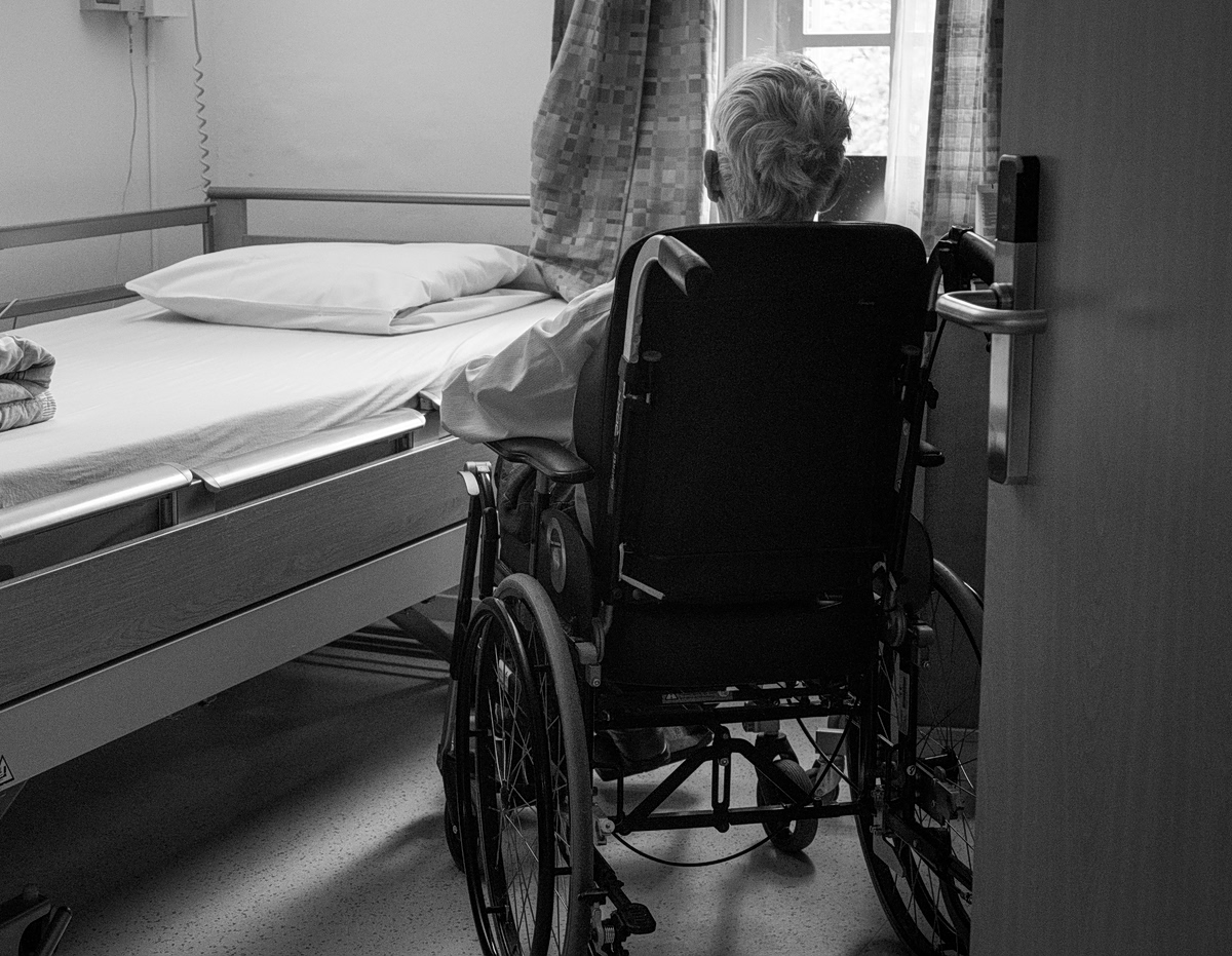 Έφοδος σε παράνομο γηροκομείο στους Αμπελόκηπους – Ηλικιωμένες ζούσαν σε συνθήκες εξαθλίωσης