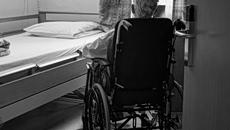 Έφοδος σε παράνομο γηροκομείο στους Αμπελόκηπους – Ηλικιωμένες ζούσαν σε συνθήκες εξαθλίωσης