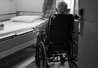 Έφοδος σε παράνομο γηροκομείο στους Αμπελόκηπους – Ηλικιωμένες ζούσαν σε συνθήκες εξαθλίωσης