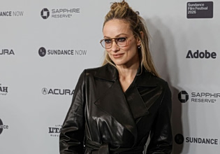 «The Invite»: Η νέα δραματική κομεντί με τους Ολίβια Γουάιλντ, Σεθ Ρόγκεν, Πενέλοπε Κρουζ