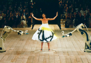 Από τους ρομποτικούς βραχίονες του McQueen στον πύραυλο της Chanel: Η πασαρέλα, η τέχνη, η αποθέωση