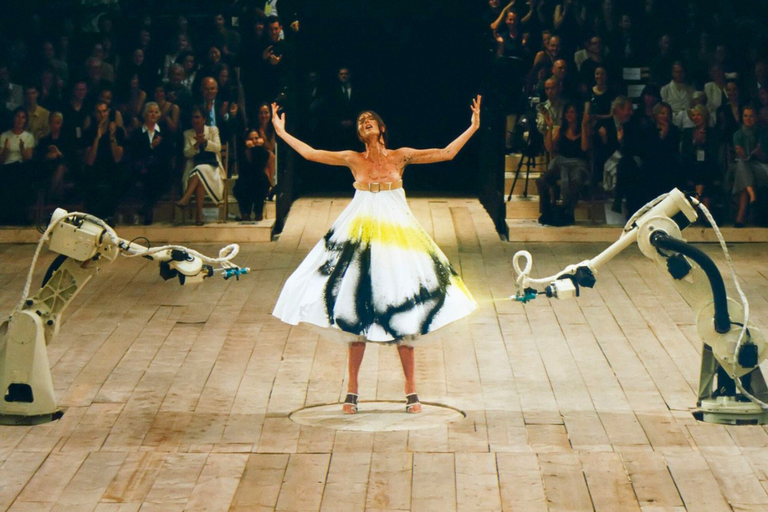 Από τους ρομποτικούς βραχίονες του McQueen στον πύραυλο της Chanel: Η πασαρέλα, η τέχνη, η αποθέωση