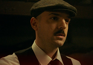 APON – «Ρεμπέτικο»: Το εντυπωσιακό music video με γνωστό ηθοποιό σε ρόλο – έκπληξη!