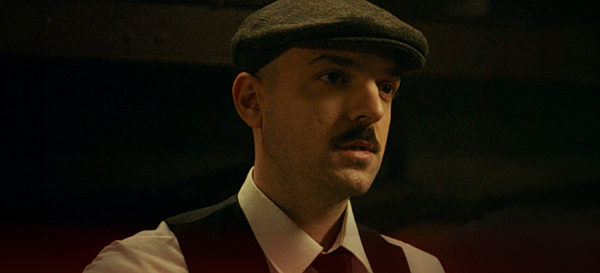 APON – «Ρεμπέτικο»: Το εντυπωσιακό music video με γνωστό ηθοποιό σε ρόλο – έκπληξη!