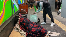 Κλιμάκιο της «Αποστολής» δίπλα σε αστέγους της Αθήνας