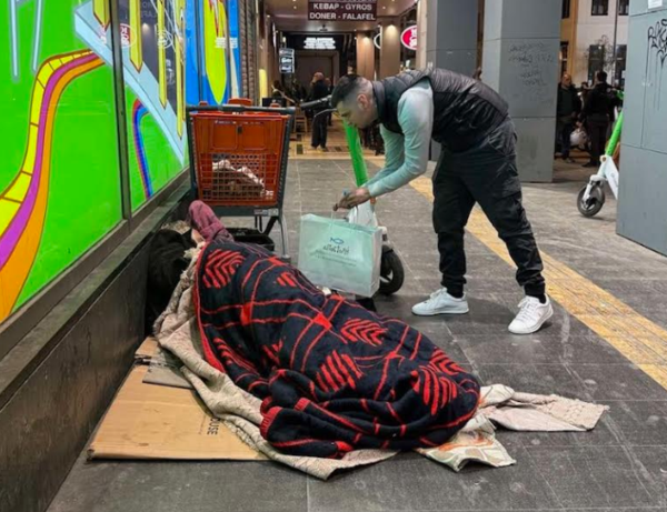 Κλιμάκιο της «Αποστολής» δίπλα σε αστέγους της Αθήνας