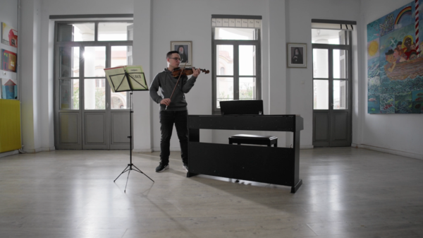 Η «Αποστολή» φωτίζει τη δύναμη της ευκαιρίας μέσα από την ιστορία του 17χρονου Θωμά