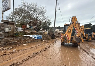 Σάρωσε η κακοκαιρία Erminio σε Ανατολική Αττική και νότια προάστια – Έπεσαν δέντρα, πλημμύρισαν δρόμοι