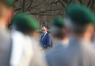 Γερμανία: Σύγχυση με την ειδική άδεια από τον στρατό για ταξίδια – Παρέμβαση για να καμφθούν οι αντιδράσεις