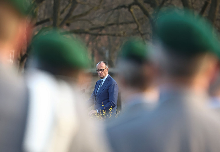 Γερμανία: Σύγχυση με την ειδική άδεια από τον στρατό για ταξίδια – Παρέμβαση για να καμφθούν οι αντιδράσεις