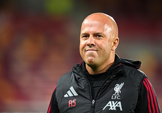 «Δεν το κουνάει… από την Λίβερπουλ ο Σλοτ»