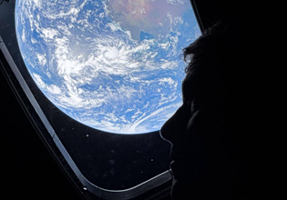 Artemis II: Η ανθρωπότητα από την αθέατη πλευρά της Σελήνης – Εικόνες που κόβουν την ανάσα