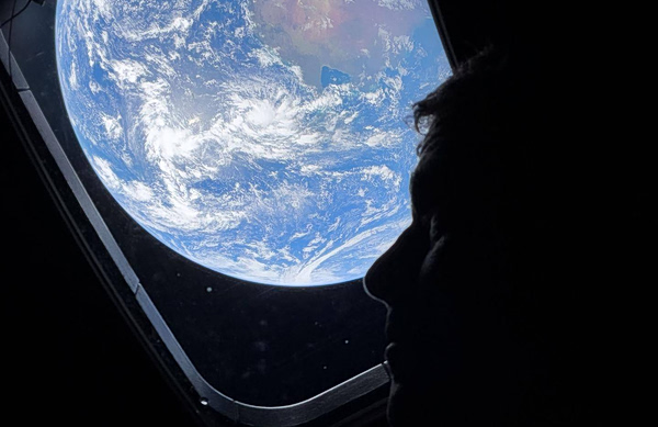 Artemis II: Η ανθρωπότητα από την αθέατη πλευρά της Σελήνης – Εικόνες που κόβουν την ανάσα