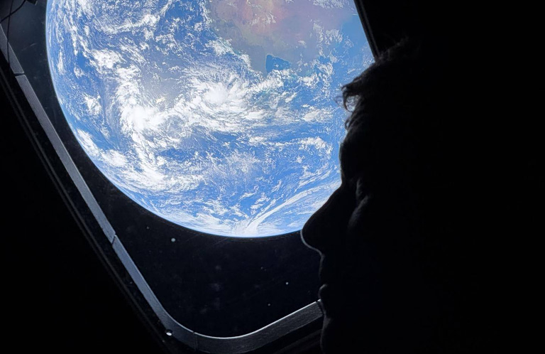 Artemis II: Η ανθρωπότητα από την αθέατη πλευρά της Σελήνης – Εικόνες που κόβουν την ανάσα