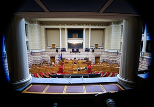 Ασυμβίβαστο πολιτικού και βολεμένου, πολίτη και παρτάκια απαθή και η πολιτική ξαναποκτά νόημα και δυναμική