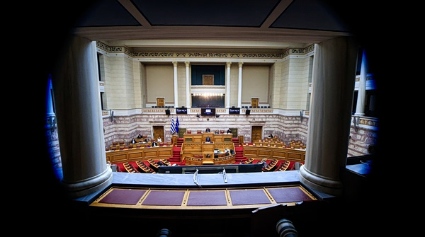 Ασυμβίβαστο πολιτικού και βολεμένου, πολίτη και παρτάκια απαθή και η πολιτική ξαναποκτά νόημα και δυναμική